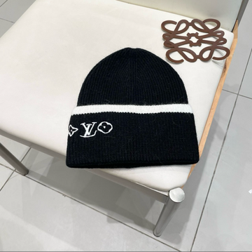 LOUIS VUITTON: BLACK HEADLINE BEANIE