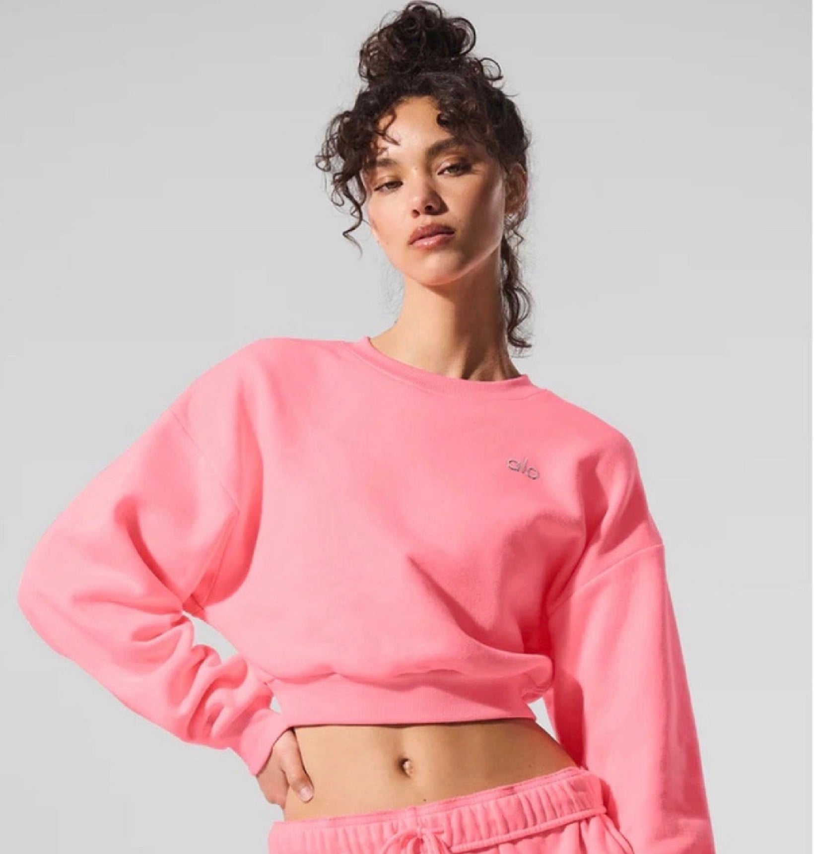 ALO: Cropped Accolade Crewneck Pink