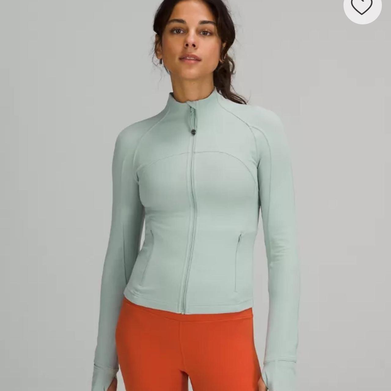 LULULEMON : 
Mint Green Cropped Leggings Set