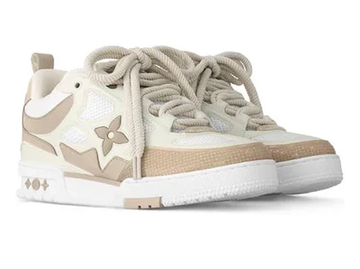 LOUIS VUITTON :
TAN SNEAKERS